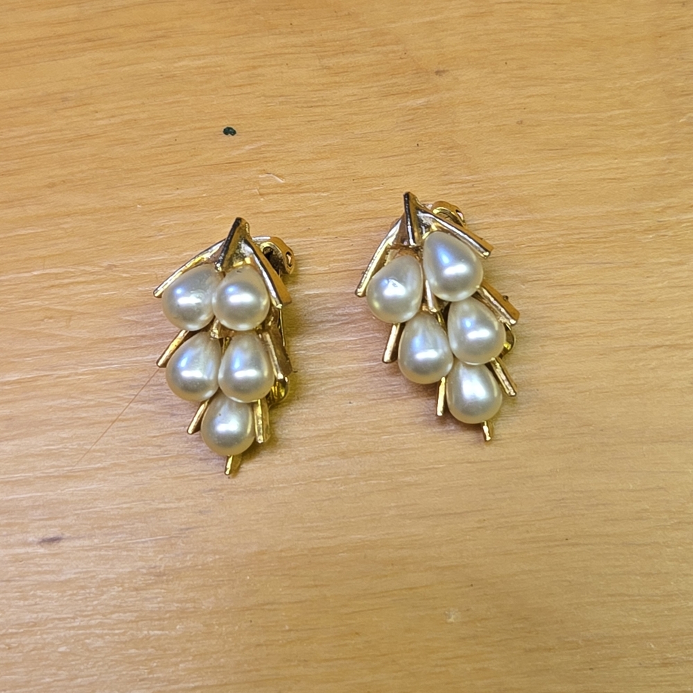 ART vintage faux pearl clip on earrings